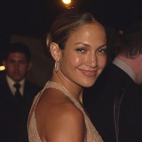 Jennifer Lopez tampil dengan alis tipis di awal era 2000-an. Foto: Getty Images