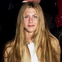Jennifer Aniston di era 90-an termasuk yang ikut tren alis tipis. Foto: Getty Images/Chris Weeks