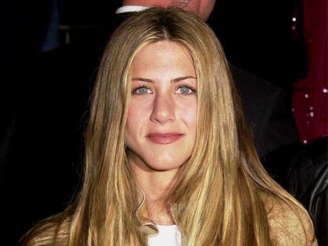 Jennifer Aniston di era 90-an termasuk yang ikut tren alis tipis. Foto: Getty Images/Chris Weeks