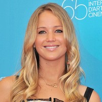 Jennifer Lawrence pun tak ketinggalan ikut tren alis tipis. Foto: Getty Images