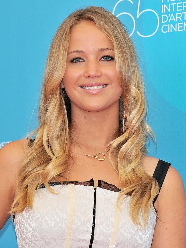 Jennifer Lawrence pun tak ketinggalan ikut tren alis tipis. Foto: Getty Images