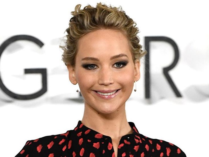 LONDON, ENGLAND - DECEMBER 01:  Actress Jennifer Lawrence attends a photocall for the film 