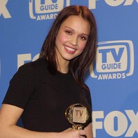 Di awal kemunculannya sebagai aktris, Jessica Alba tampil dengan alis tipis segaris. Foto: Getty Images/Chris Weeks