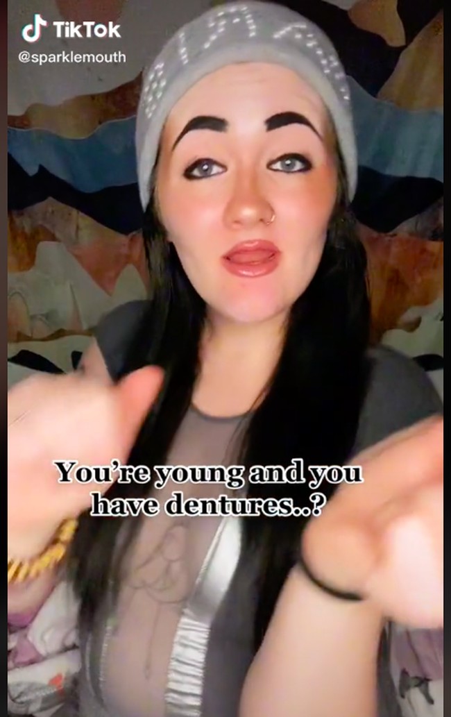 Dalam salah satu videonya dengan backsound lagu berjudul ‘Milkshake’ itu menunjukkan wajahnya sebelum makeup, dan bertransisi menjadi full makeup dan telah menggunakan gigi palsu. Videonya ini jadi viral karena penampilannya bikin pangling, bahkan wajahnya seperti orang lain. Foto: dok. TikTok