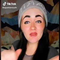 Dalam salah satu videonya dengan backsound lagu berjudul ‘Milkshake’ itu menunjukkan wajahnya sebelum makeup, dan bertransisi menjadi full makeup dan telah menggunakan gigi palsu. Videonya ini jadi viral karena penampilannya bikin pangling, bahkan wajahnya seperti orang lain. Foto: dok. TikTok