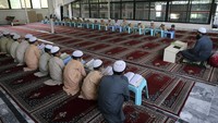 Tampak seorang guru memandu mereka.