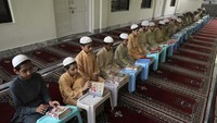 Anak laki-laki Pakistan membaca Al-Quran selama bulan suci Ramadan di sebuah masjid di Islamabad, Pakistan, Senin 25 April 2022.