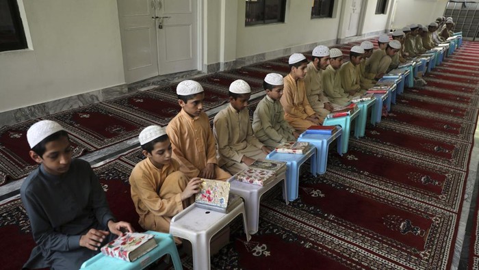 Bulan Ramadan diisi dengan banyak membaca Alquran. Seperti yang dilakukan anak-anak di Islamabad, Pakistan ini.