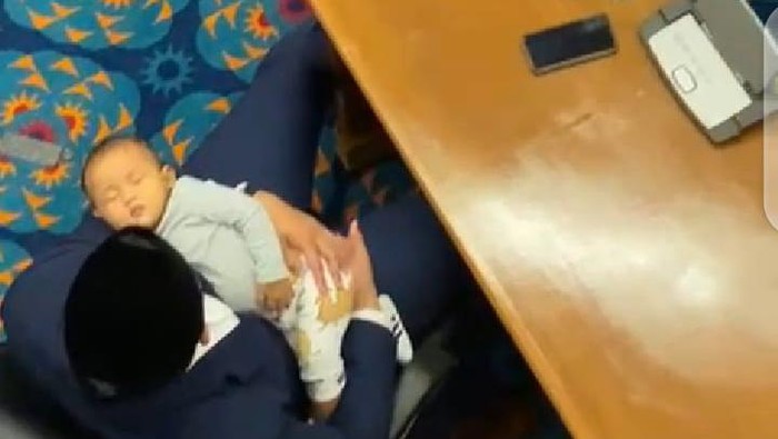 Anggota DPRD DKI F-PSI bawa anak saat rapat DPRD DKI (Kadek-detikcom)