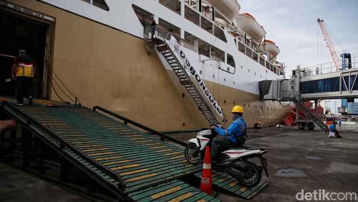 Antusias Warga Ikut Mudik Gratis Naik kapal Laut Pemudik motor berdatangan ke Pelabuhan Tanjung Priok, Jakarta Utara. Mereka antusias ikut mudik gratis yang diadakan menjelang momen lebaran.