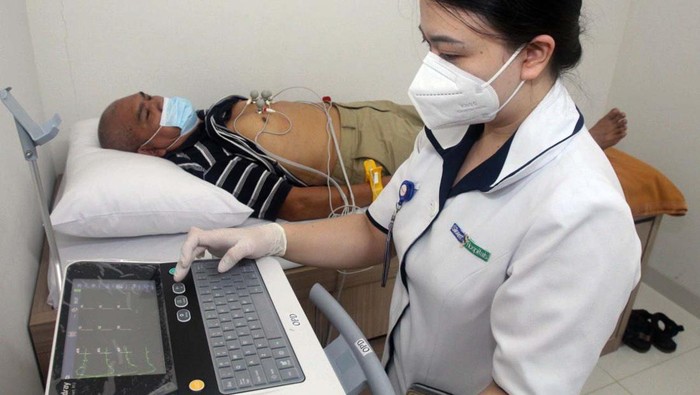 Antusias Warga Ikuti Deteksi Dini Kesehatan Jantung Gratis Dalam rangka HUT ke-2, RSU Siloam Mampang memberikan Pemeriksaan Rekam Jantung atau Elektrokardiogram EKG secara gratis. Kegiatan ini disambut antusias warga.