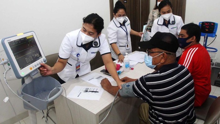 Dalam rangka HUT ke-2, RSU Siloam Mampang memberikan Pemeriksaan Rekam Jantung atau Elektrokardiogram EKG secara gratis. Kegiatan ini disambut antusias warga.