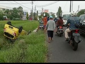 Ayla Nyungsep Terbalik ke Parit Sawah di Sidoarjo