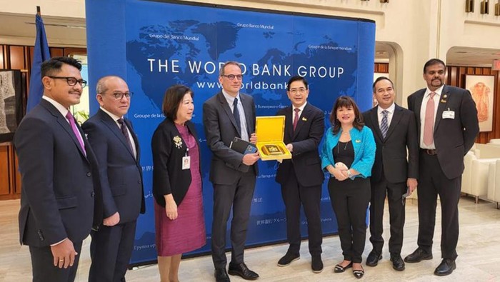 Ketua Umum KADIN Indonesia Arsjad Rasjid, Presiden B20 Indonesia Shinta W. Kamdani, serta Delegasi Indonesia bertemu dengan Managing Director of Development Policy and Partnership World Bank Mari Elka Pangestu, Kepala Perwakilan Bank Dunia untuk Indonesia dan Timor-Leste Satu Kähkönen, dan IFC Vice President untuk Asia-Pacific Alfonso Garcia Mora di Washington DC, Amerika Serikat (25/4/2022). Isu kesehatan, digitalisasi, serta investasi untuk transisi energi menjadi bahasan dalam pertemuan ini. Secara khusus mengenai program warisan B20-KADIN Indonesia dalam transisi energi melalui inisiasi Carbon Market Hub dan Blended-Finance untuk infrastruktur, termasuk di dalamnya mengenai kolaborasi sektor swasta dan multi-lateral development bank (MDB) dalam sebuah inisiatif blended finance yang akan menyalurkan investasi dari sektor publik,