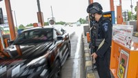 Personel Satbrimob Polda Jawa Barat berjaga di sejumlah ruas jalan tol Trans Jawa untuk memberi kemananan dan kenyamanan pemudik selama arus mudik dan arus balik 2022.