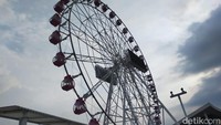 Berdesain estetik, tak jarang bianglala ini dijadikan spot foto untuk wisatawan. Lokasinya berada di AEON Jakarta Garden City, Cakung, Jakarta Timur (Tasya Khairally/detikcom)