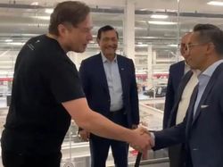 Elon Musk Pakai Baju Santai Bisa, Resmi Juga Bisa