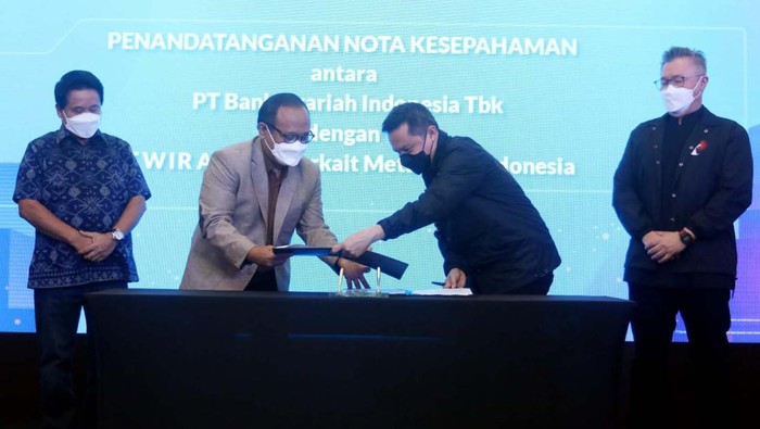 PT Bank Syariah Indonesia Tbk (BSI) dan PT WIR Group Tbk menjajaki kerjasama. Mereka mengembangkan layanan metaverse kanal realitas virtual.