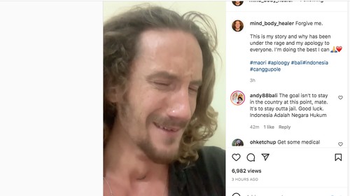 bule penari telanjang minta maaf