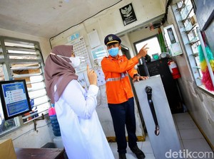 Mudik 2022, Lintasan KA Tak Berpalang Pintu di Banyuwangi Dijaga Relawan