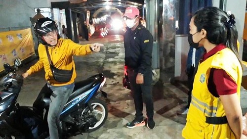 Adu mulut antara petugas validasi dengan pemudik, di pelabuhan Gilimanuk, Senin (25/4/2022)