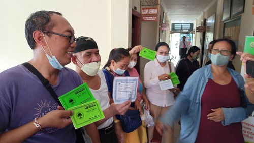 Para nasabah Koperasi Sembilan Sembilan menunjukkan buku tabungan atau deposito mereka saat mendatangi Polres Tabanan, Selasa (26/4/22).