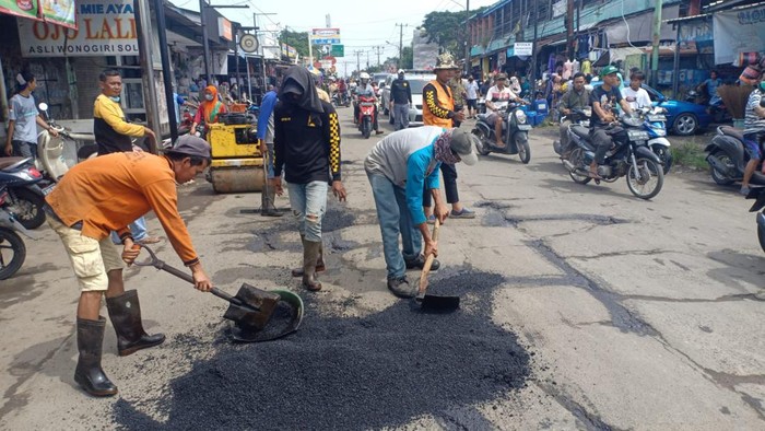 Dinas Bina Marga dan Sumber Daya Air (DBMSDA) Kabupaten Tangerang memperbaiki 37 ruas jalan di menjelang arus mudik Lebaran 1443 H. (dok Pemkab Tangerang)