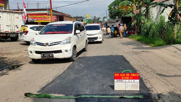 Dinas Bina Marga dan Sumber Daya Air (DBMSDA) Kabupaten Tangerang memperbaiki 37 ruas jalan di menjelang arus mudik Lebaran 1443 H. (dok Pemkab Tangerang)
