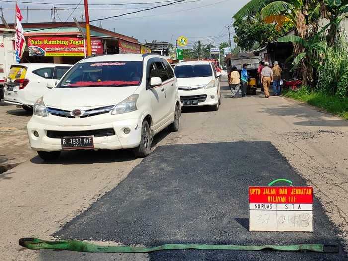 Dinas Bina Marga dan Sumber Daya Air (DBMSDA) Kabupaten Tangerang memperbaiki 37 ruas jalan di menjelang arus mudik Lebaran 1443 H. (dok Pemkab Tangerang)