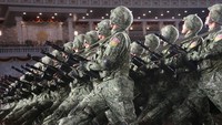 Parade militer itu diketahui digelar pada Senin (25/4) malam. Ribuan tentara Korea Utara juga dilaporkan ambil bagian dalam parade militer tersebut.  