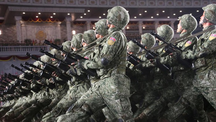 Korut gelar parade militer yang memamerkan beragam kendaraan dan alat tempur milik negara itu. Parade militer tersebut disaksikan langsung oleh Kim Jong Un.