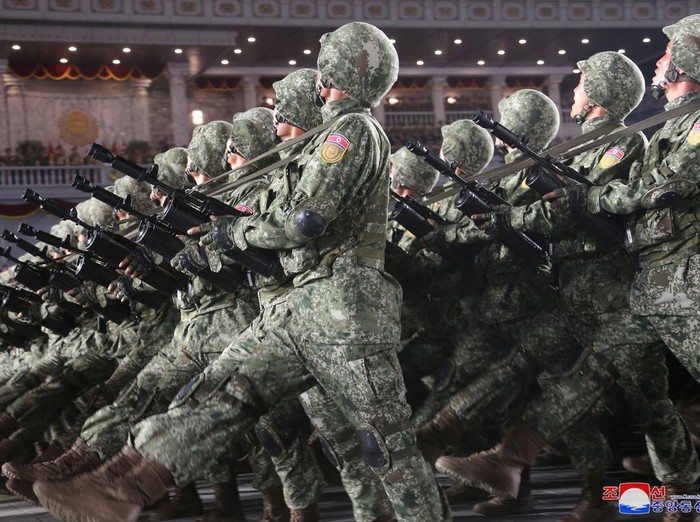 Korut gelar parade militer yang memamerkan beragam kendaraan dan alat tempur milik negara itu. Parade militer tersebut disaksikan langsung oleh Kim Jong Un.
