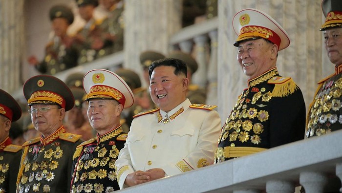 Korut gelar parade militer yang memamerkan beragam kendaraan dan alat tempur milik negara itu. Parade militer tersebut disaksikan langsung oleh Kim Jong Un.