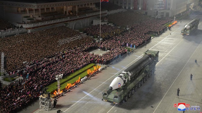 Disaksikan Kim Jong Un, Korut Pamer Alat Tempur di Parade Militer Korut gelar parade militer yang memamerkan beragam kendaraan dan alat tempur milik negara itu. Parade militer tersebut disaksikan langsung oleh Kim Jong Un.
