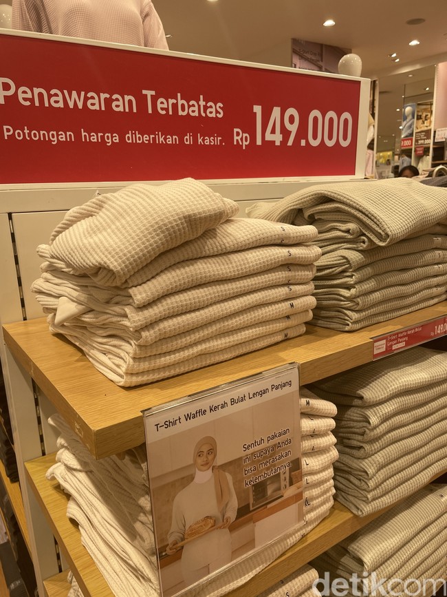 Cukup banyak pilihan barang sale menarik di Uniqlo, mulai dari sweater, kemeja, celana, jeans, dan lainnya. Kebanyakan itemnya diskon Rp 100 ribu hingga Rp 200 ribu. Cocok untuk kamu yang ingin menambah koleksi baju untuk hangout hingga bekerja.Foto: Rahmi Anjani/ Wolipop