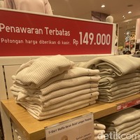 Cukup banyak pilihan barang sale menarik di Uniqlo, mulai dari sweater, kemeja, celana, jeans, dan lainnya. Kebanyakan itemnya diskon Rp 100 ribu hingga Rp 200 ribu. Cocok untuk kamu yang ingin menambah koleksi baju untuk hangout hingga bekerja.Foto: Rahmi Anjani/ Wolipop