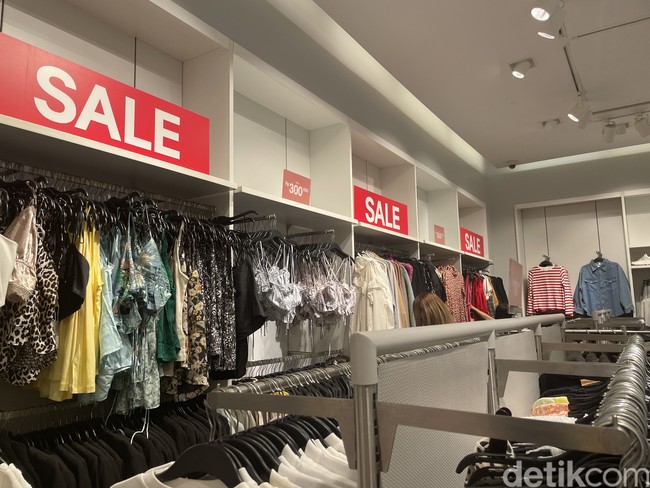 H&M diskon hingga 50%. Di Grand Indonesia, kamu bisa mendapati berbagai atasan menarik seperti t-shirt, blus, dan hoodie yang susut harga. Kaus kini bisa dimiliki mulai dari Rp 70 ribu, blus Rp 200, dan hooodie Rp 250.Foto: Rahmi Anjani/ Wolipop