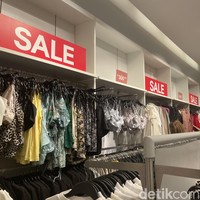 H&M diskon hingga 50%. Di Grand Indonesia, kamu bisa mendapati berbagai atasan menarik seperti t-shirt, blus, dan hoodie yang susut harga. Kaus kini bisa dimiliki mulai dari Rp 70 ribu, blus Rp 200, dan hooodie Rp 250.Foto: Rahmi Anjani/ Wolipop