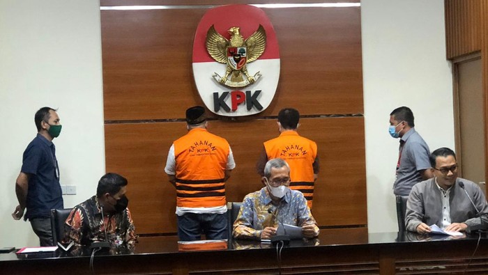 Dua tersangka kasus korupsi lahan SMKN 7 Tangsel, Ardius Prihantono dan Farid Nurdiansyah, ditahan.