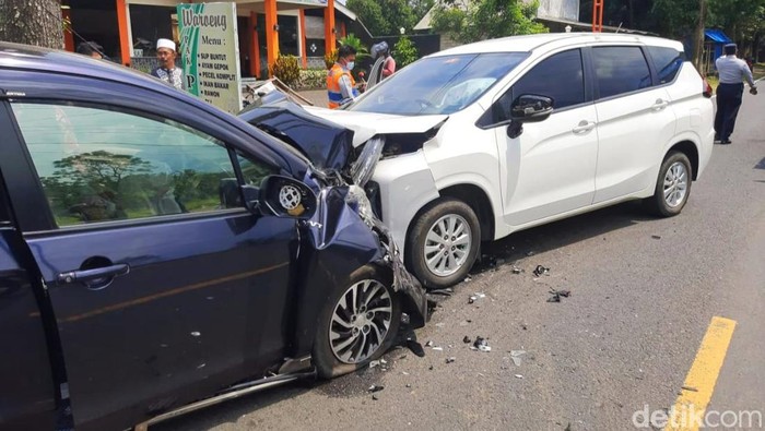 Ertiga dan Xpander yang adu banteng di Jalan Jember-Banyuwangi.