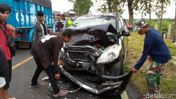 Ertiga dan Xpander yang adu banteng di Jalan Jember-Banyuwangi.