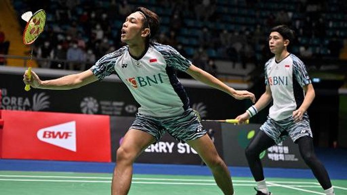Indonesias Fajar Alfian (L) and Muhammad Rian Ardianto (R) play a shot against South Koreas Kang Min-hyuk and Seo Seung-jae during their mens doubles final match at the Korea Open Badminton Championships in Suncheon on April 10, 2022. (Photo by Jung Yeon-je / AFP)