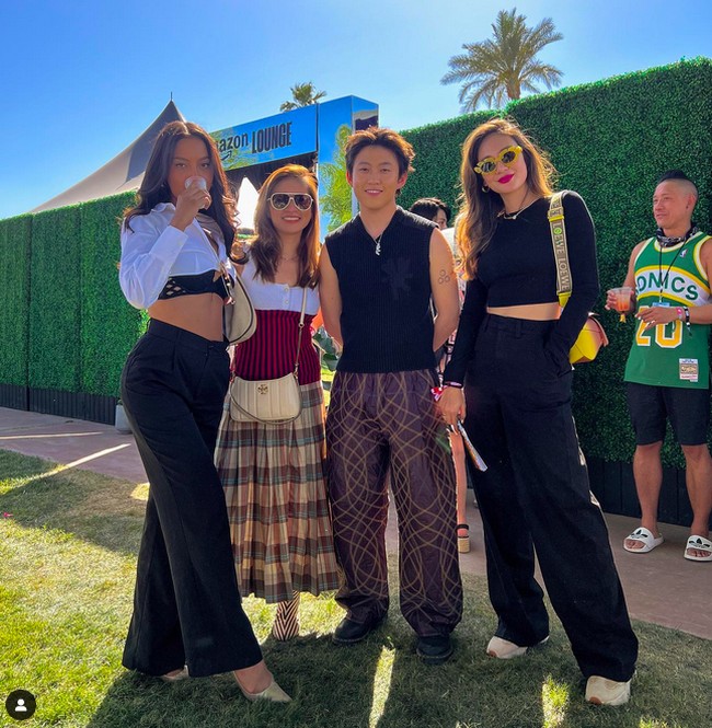 Busana serba hitam menjadi andalan Luna Maya saat bertemu Rich Brian, rapper yang mengukir sejarah sebagai salah satu pengisi acara pertama asal Indonesia di Coachella. Sentuhan seksi diberikan lewat crop-top yang panjang mengekspos perut ratanya. Gayanya kian maksimal dengan tas Loewe Puzzle yang vibrant serta kacamata ber-frame jenaka. Tidak ketinggalan dad-sneakers sebagai sentuhan akhir yang kekinian. (Foto: Instagram/@lunamaya)