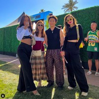 Busana serba hitam menjadi andalan Luna Maya saat bertemu Rich Brian, rapper yang mengukir sejarah sebagai salah satu pengisi acara pertama asal Indonesia di Coachella. Sentuhan seksi diberikan lewat crop-top yang panjang mengekspos perut ratanya. Gayanya kian maksimal dengan tas Loewe Puzzle yang vibrant serta kacamata ber-frame jenaka. Tidak ketinggalan dad-sneakers sebagai sentuhan akhir yang kekinian. (Foto: Instagram/@lunamaya)