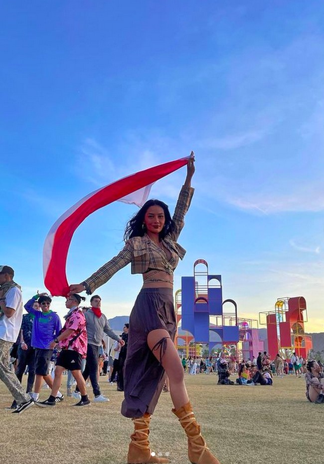 Model dan aktris pendatang baru Erika Carlina pun tak absen di Coachella 2022. Gaun two-piece yang seksi dengan bolero Burberry menjadi andalan pemain film teranyar Srimulat Hil yang Mustahil ini. (Foto: Instagram/@eri.carl)