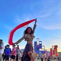 Model dan aktris pendatang baru Erika Carlina pun tak absen di Coachella 2022. Gaun two-piece yang seksi dengan bolero Burberry menjadi andalan pemain film teranyar Srimulat Hil yang Mustahil ini. (Foto: Instagram/@eri.carl)