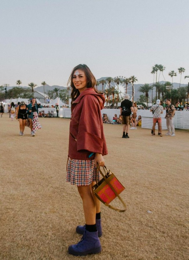 Sahabat Luna Maya, Marianne Rumantir, juga tak kalah stylish. Oversized jacket coklat bersiluet ponco dipadu dengan rok dan boots biru menjadi andalan host podcast TS Media. (Foto: Instagram/@mariannerumantir)