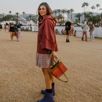 Sahabat Luna Maya, Marianne Rumantir, juga tak kalah stylish. Oversized jacket coklat bersiluet ponco dipadu dengan rok dan boots biru menjadi andalan host podcast TS Media. (Foto: Instagram/@mariannerumantir)