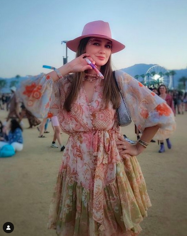 Pada hari yang berbeda di Coachella, Luna Maya memberikan vibe yang berbeda. Dress bernuansa pink dengan tampilan yang bohemian dan topi senada menjadi andalan. Pujian untuk gaya Luna ini lantas membanjiiri kolom komentarnya. Cantik bangettt, puji seorang netizen. (Foto: Instagram/@lunamaya)