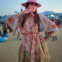 Pada hari yang berbeda di Coachella, Luna Maya memberikan vibe yang berbeda. Dress bernuansa pink dengan tampilan yang bohemian dan topi senada menjadi andalan. Pujian untuk gaya Luna ini lantas membanjiiri kolom komentarnya. Cantik bangettt, puji seorang netizen. (Foto: Instagram/@lunamaya)